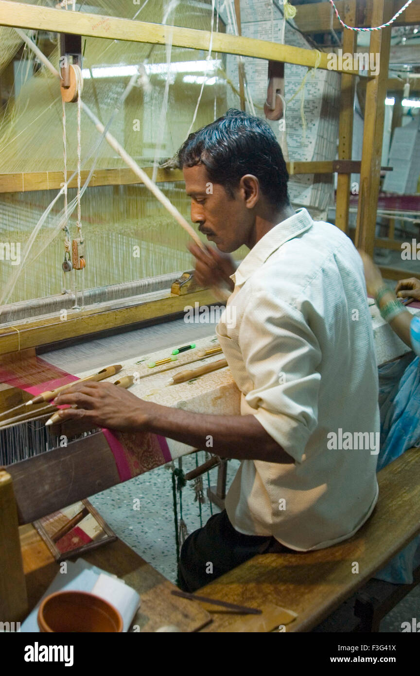 Weaver weben Seide Handwebstuhl; Kanchipuram; Tamilnadu; Indien Stockfoto