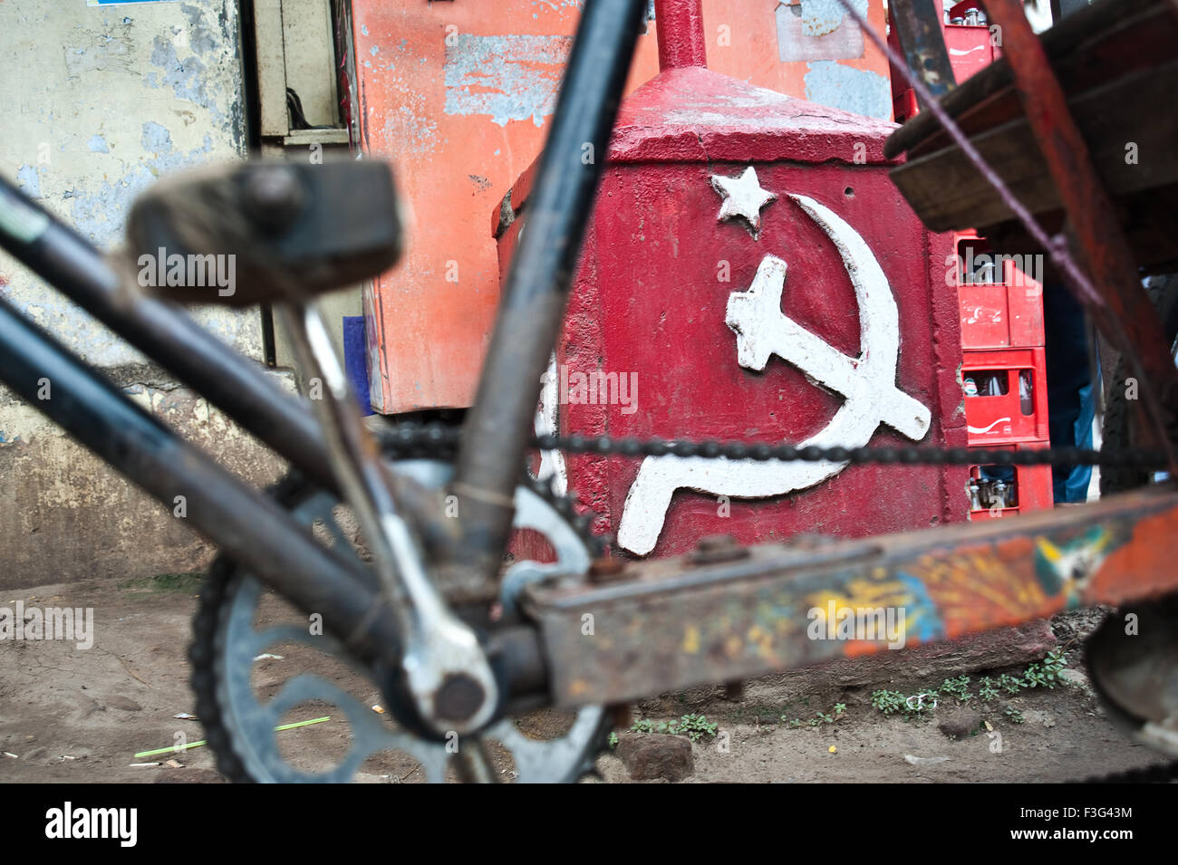 Kommunistische Symbol. Im Vordergrund, Kurbel eine Fahrradrikscha (Indien) Stockfoto