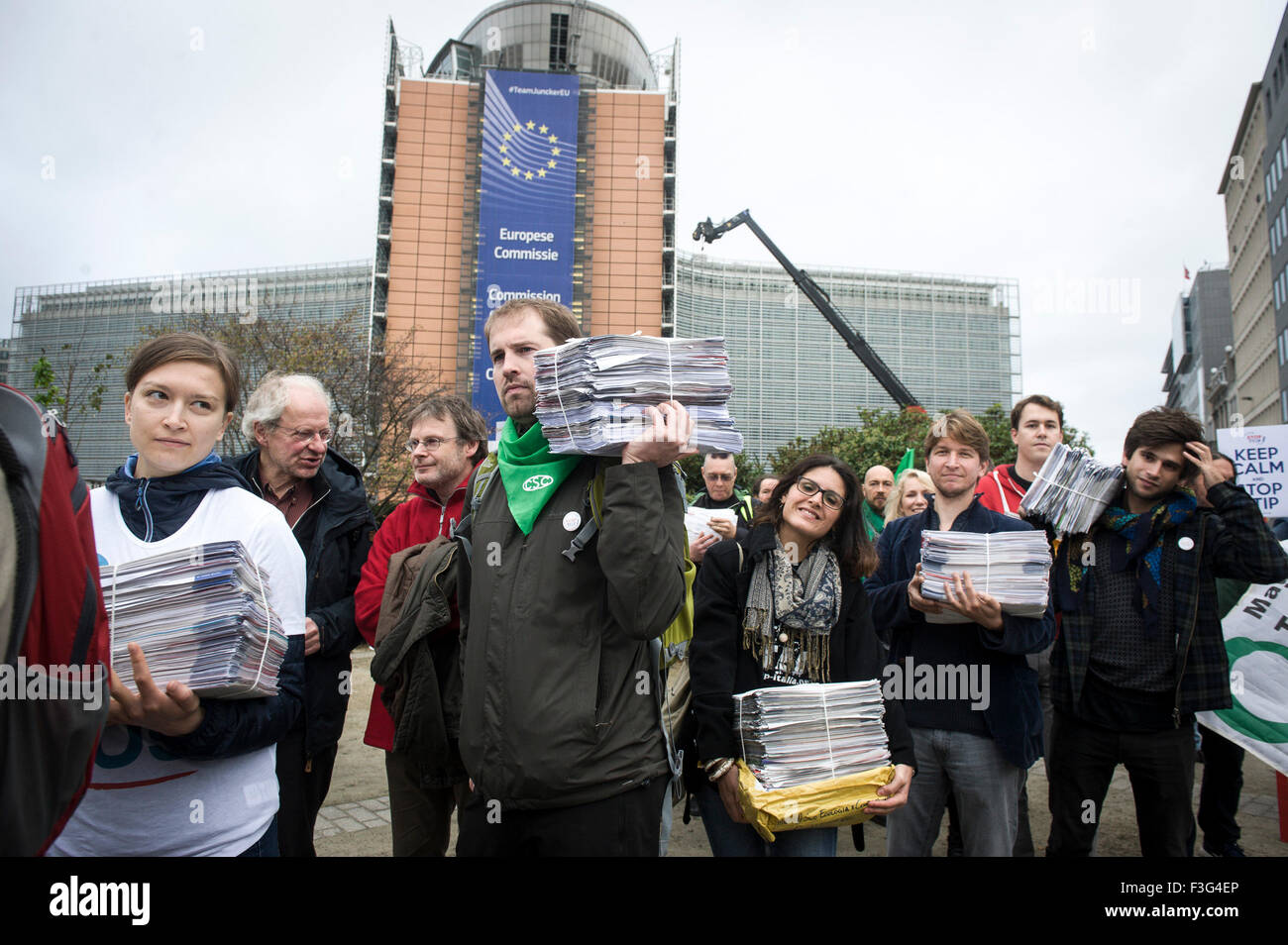 Protest gegen TTIP (Transatlantic Trade and Investment Partnership) vor dem Hauptquartier der Europäischen Kommission in Brüssel am 07.10.2015 eine Petition von 3 Millionen Menschen gegen das EU-US-Handelsabkommen unterzeichnet wurde der Europäischen Kommission von Wiktor Dabkowski übergeben. Stockfoto