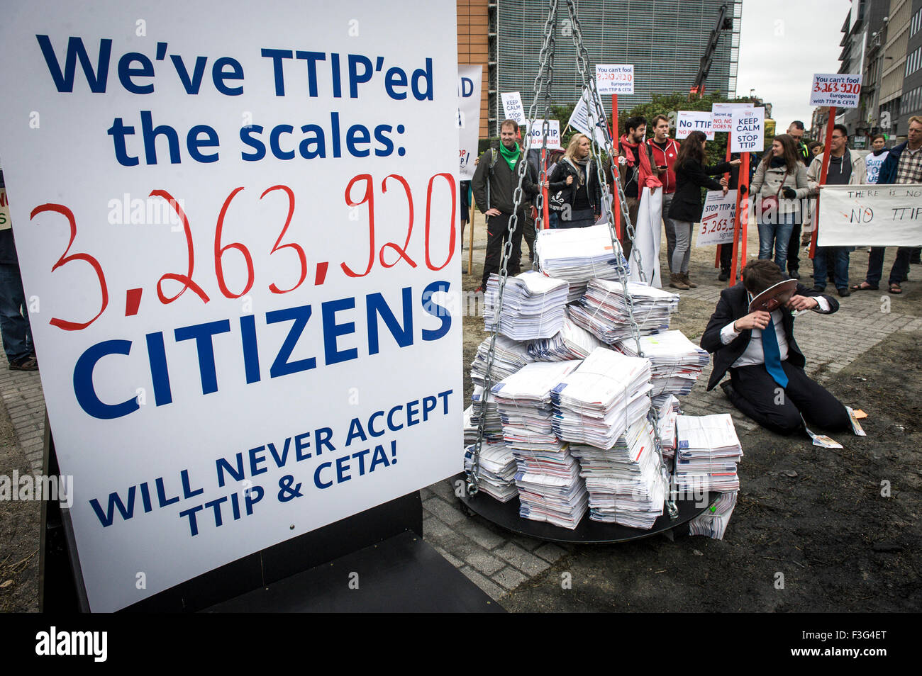 Protest gegen TTIP (Transatlantic Trade and Investment Partnership) vor dem Hauptquartier der Europäischen Kommission in Brüssel am 07.10.2015 eine Petition von 3 Millionen Menschen gegen das EU-US-Handelsabkommen unterzeichnet wurde der Europäischen Kommission von Wiktor Dabkowski übergeben. Stockfoto