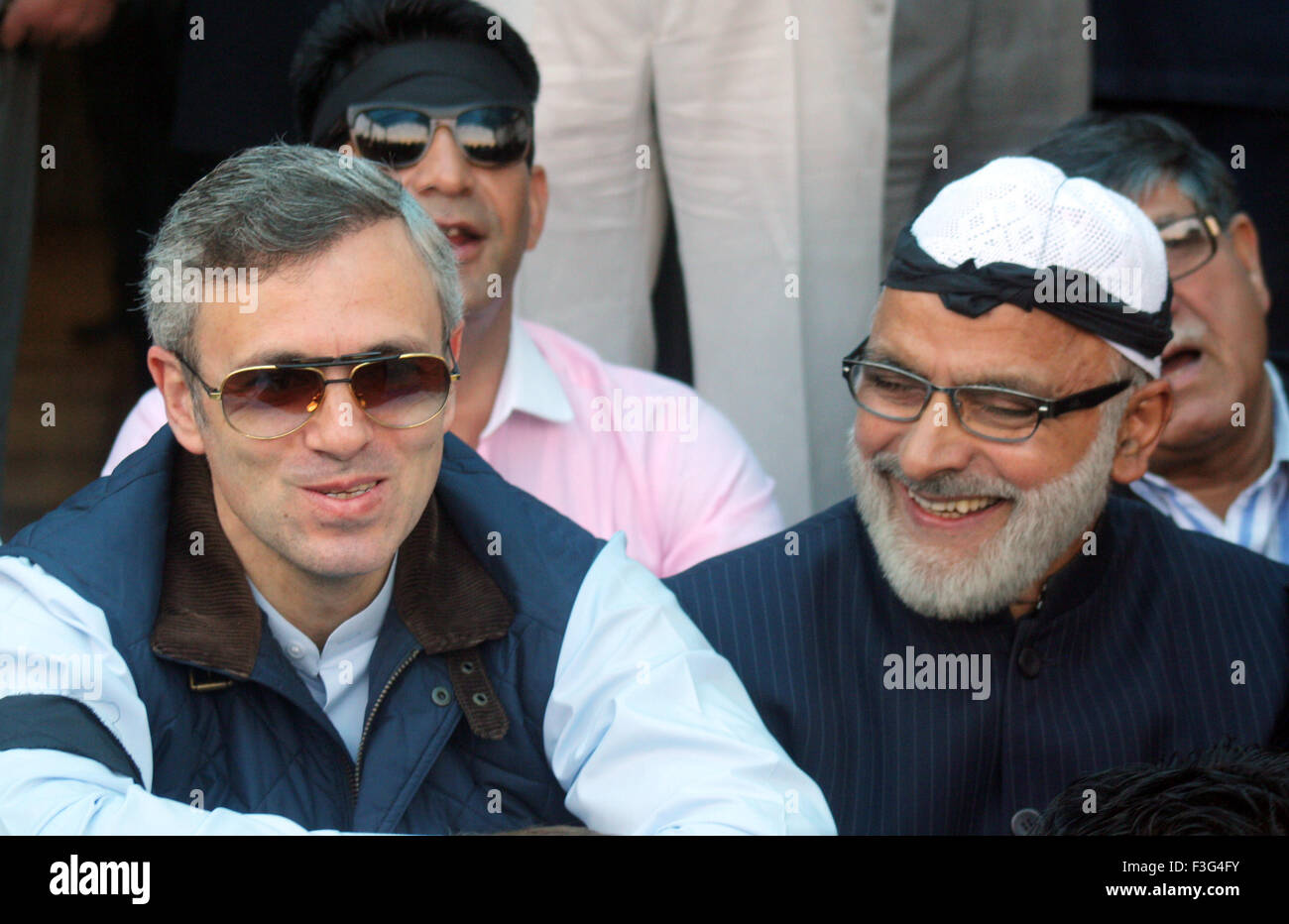 Srinagar, indisch verwalteten Kaschmir: 07 October.Former Hauptminister von Jammu und Kaschmir Omar Abdullah(wearing half black jacket) sitzt mit anderen Mitgliedern der gesetzgebenden Versammlung (MLA) während einer Protestaktion, die die Opposition nationale Konferenz (NC) abgelehnt hat, zur Teilnahme an das Funktionieren der State Assembly, bis die Aussetzung von vier ihrer MLAs aufgehoben wird. Bildnachweis: Sofi Suhail/Alamy Live-Nachrichten Stockfoto