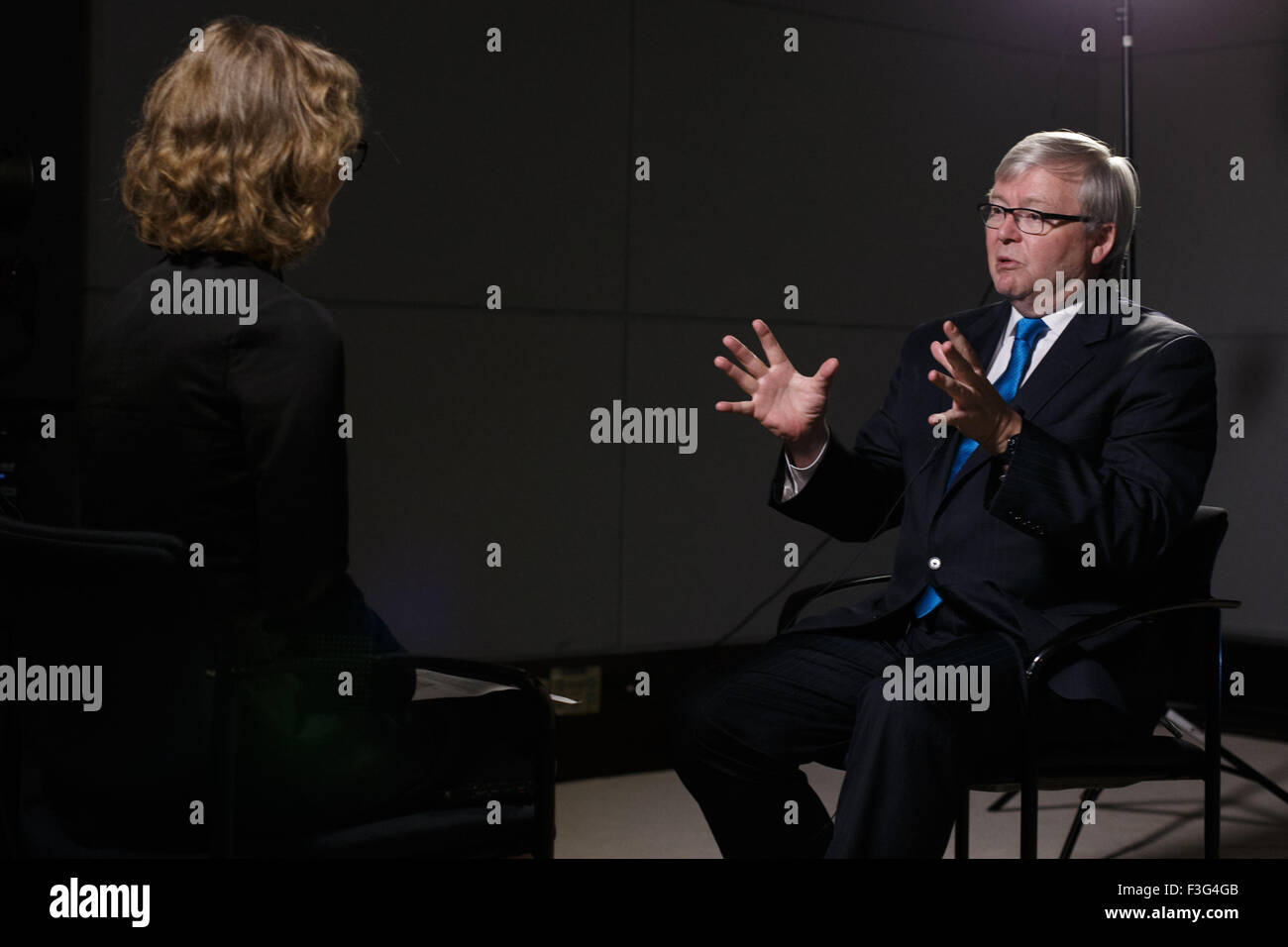 New York, Xinhua Nachrichtenagentur am UNO-Hauptsitz in New York. 18. Sep, 2015. Kevin Rudd(R), ehemaliger Premierminister von Australien und dem Präsidenten der Asia Society Policy Institute, spricht in einem exklusiven Interview mit Xinhua News Agency im UN-Hauptquartier in New York, 18. September 2015. Rudd sagte, er sei zuversichtlich, dass die Länder in der Lage, eine Vereinbarung zur Bekämpfung des Klimawandels bei ihrem Treffen in Paris Ende dieses Jahres zu erreichen wäre. © Li Muzi/Xinhua/Alamy Live-Nachrichten Stockfoto