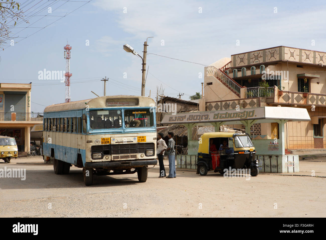 Öffentliche Verkehrsmittel-Bus; Auto-Rikscha; Kamalapur; Hampi; Vijayanagara Deccan Plateau Hospet Bellary Karnataka Indien Stockfoto