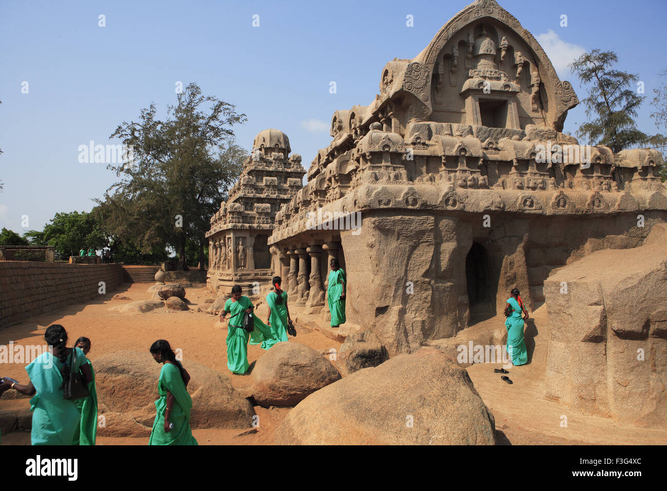 College-Mädchen grün Sarees, die Pancha Rathas König Mamalla Monolith Felsen Tempel Chengalpattu Tamil Nadu geschnitzt Stockfoto
