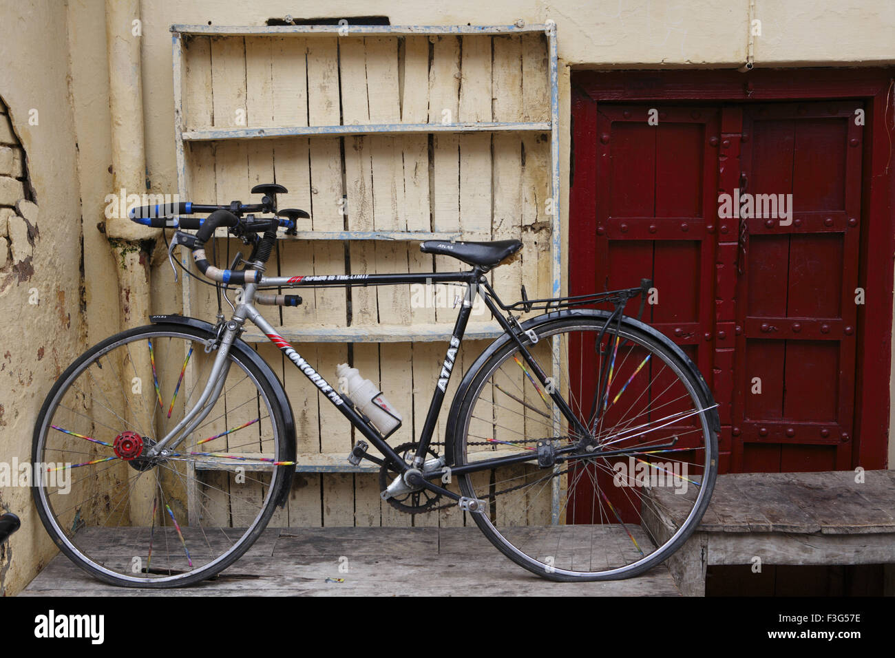 Bicycle In Front Wooden House Stockfotos und -bilder Kaufen - Alamy
