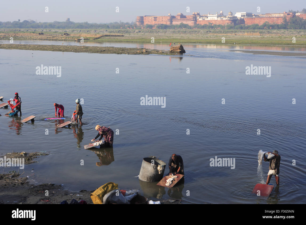 Freiem Himmel Wäsche Menschen Wäsche im Fluss Yamuna im Hintergrund von Agra Fort; Agra; Uttar Pradesh; Indien Stockfoto