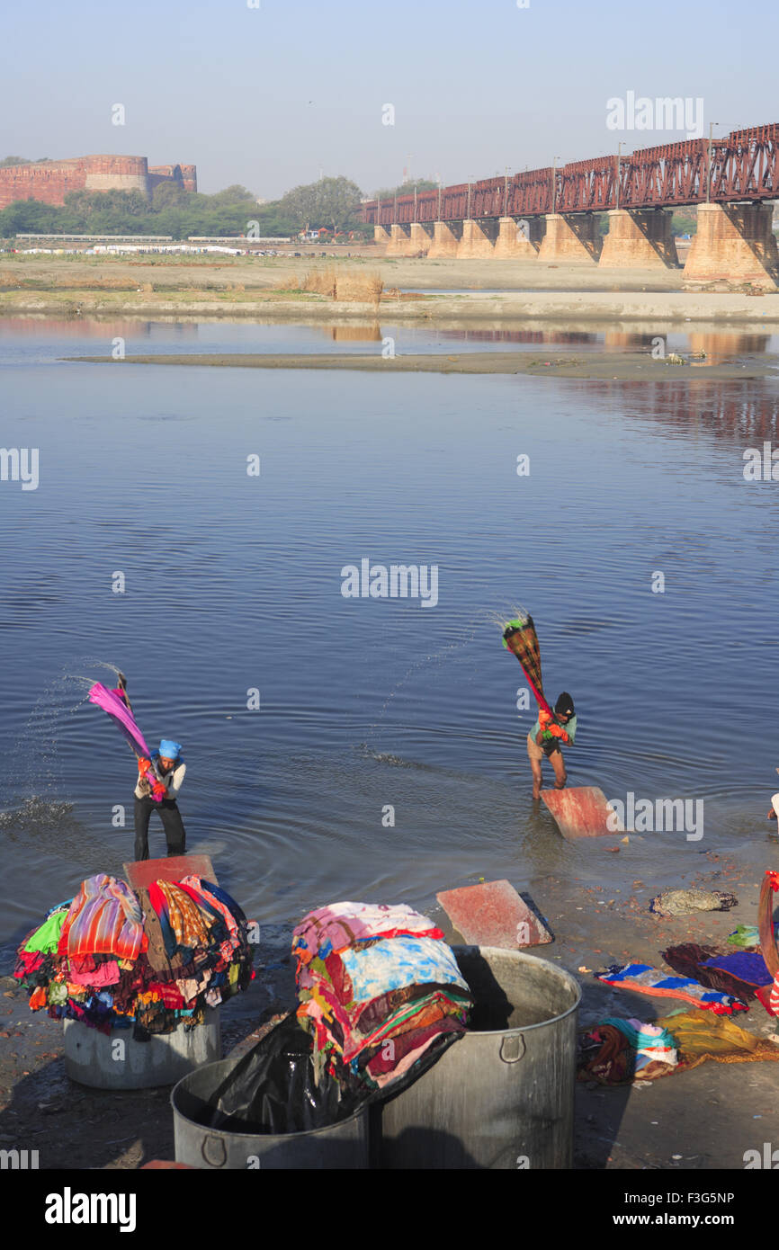 Freiem Himmel Wäsche Menschen Wäsche im Fluss Yamuna im Hintergrund Agra Fort; Agra; Uttar Pradesh; Indien Stockfoto