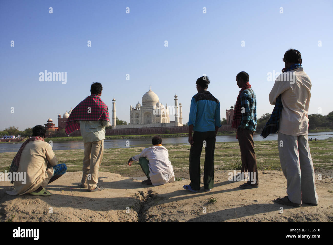 Dorfbewohner, die Anzeige am Taj Mahal siebten Weltwunder der Antike am südlichen Ufer des Yamuna River; Agra; Uttar Pradesh Stockfoto