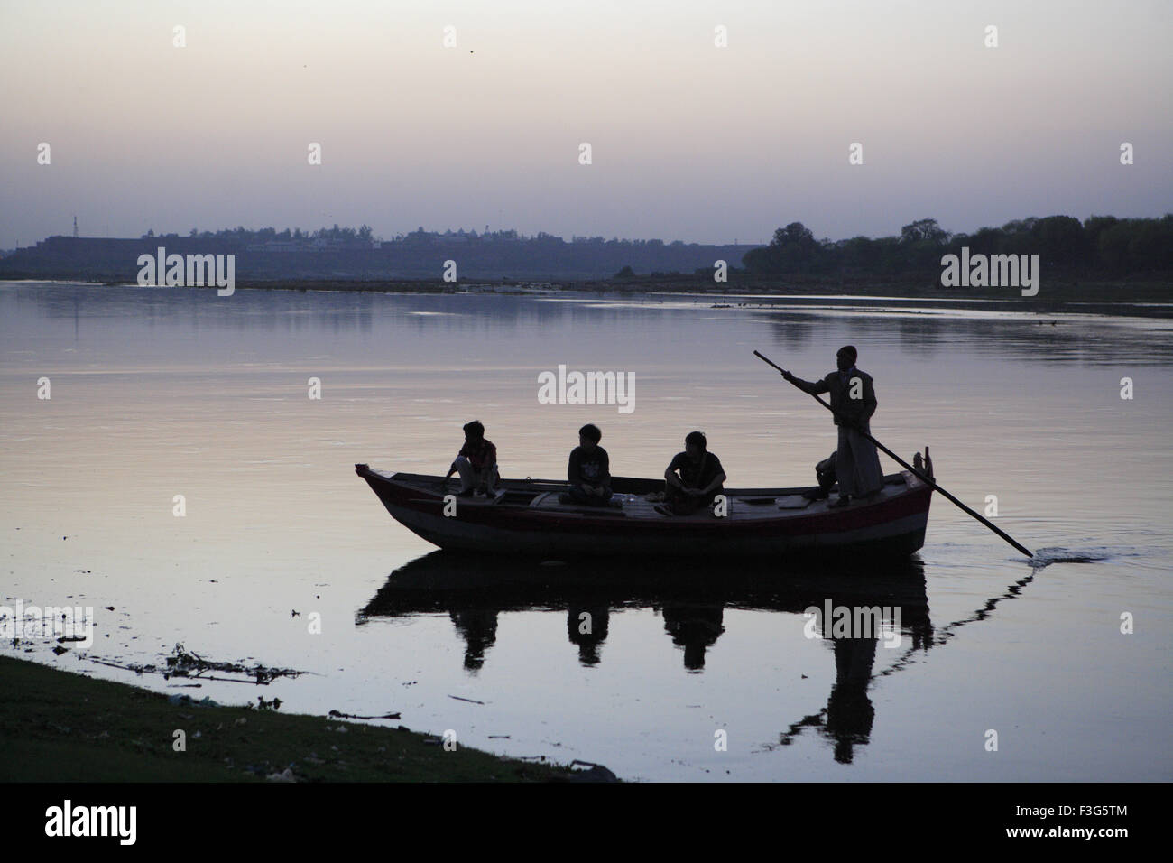 Mann-Ruderboot in Yamuna Fluß; Agra; Uttar Pradesh; Indien Stockfoto