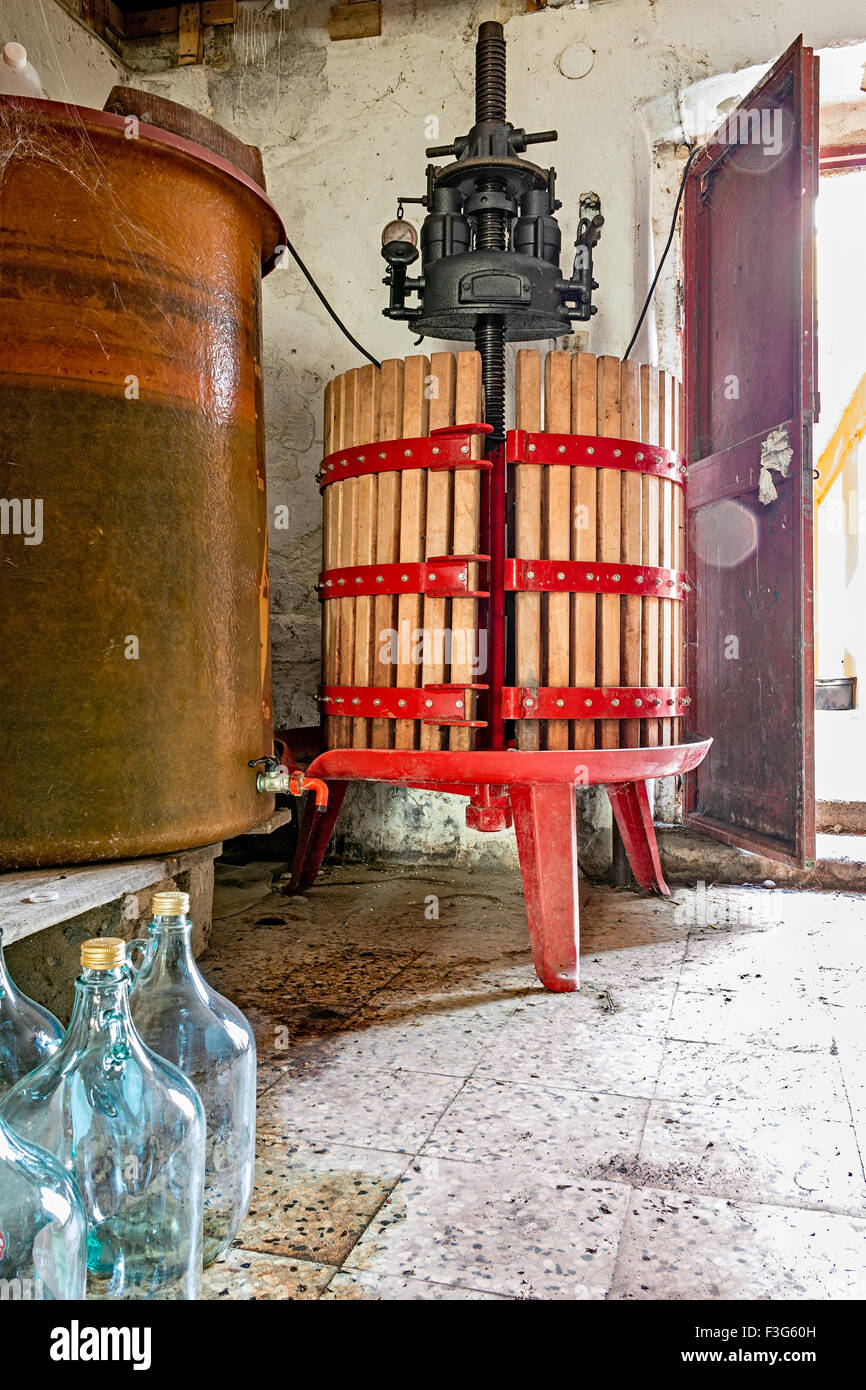 Bild des alten roten Weinpresse Stockfoto