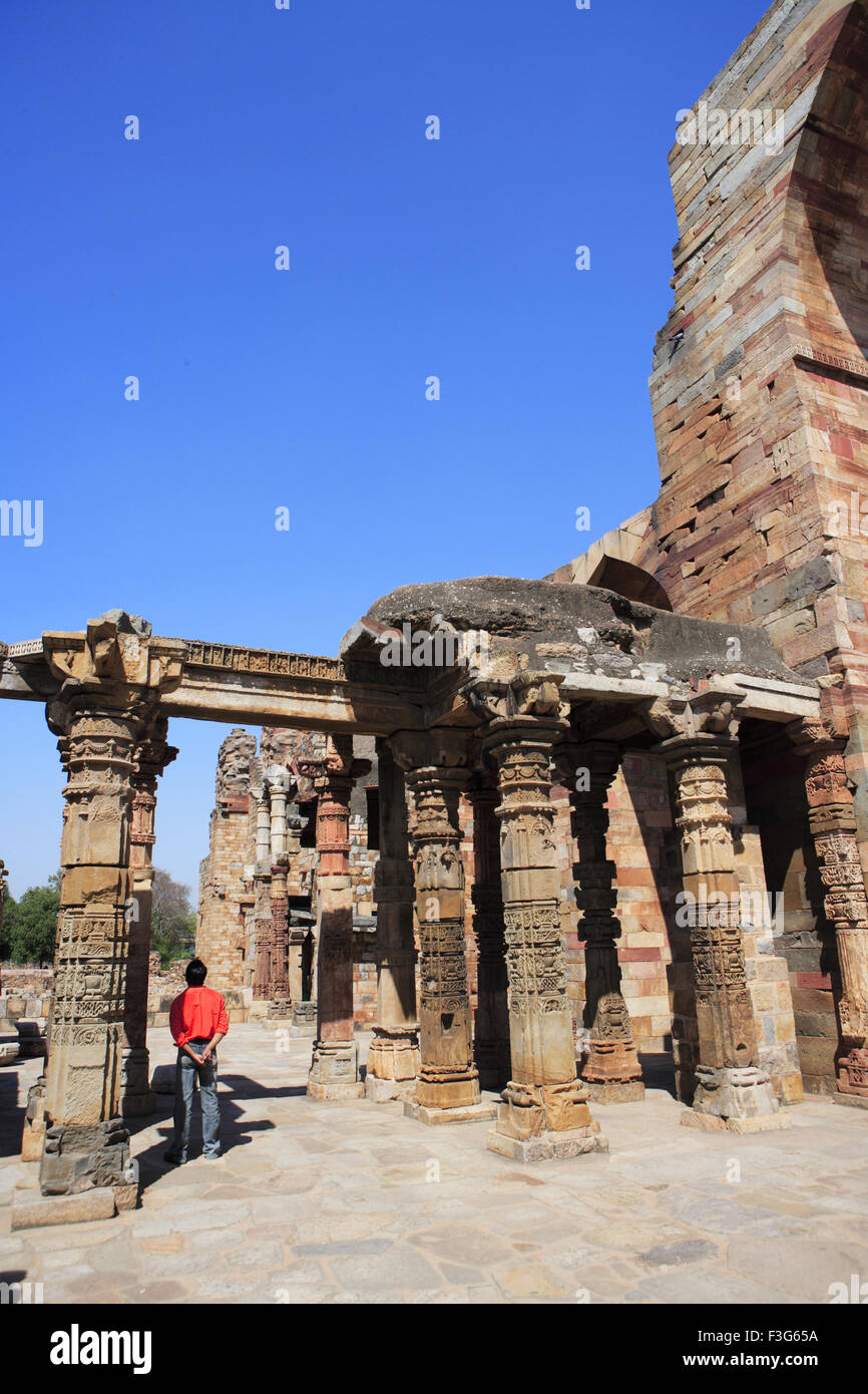 Quwwat Ul Islam Moschee und Säulen Details in Qutab Minar-Komplex gebaut im Jahre 1311; Indo maurischer Kunst Delhi Stockfoto
