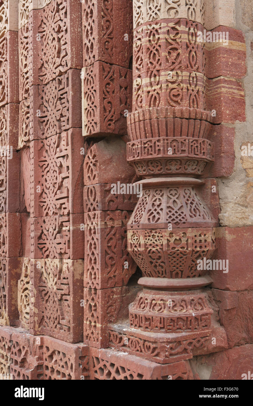 Säule Details im Qutb Minar-Komplex gebaut im Jahre 1311 den rote Sandstein-Turm; Indo-islamischen Kunst; Delhi Stockfoto