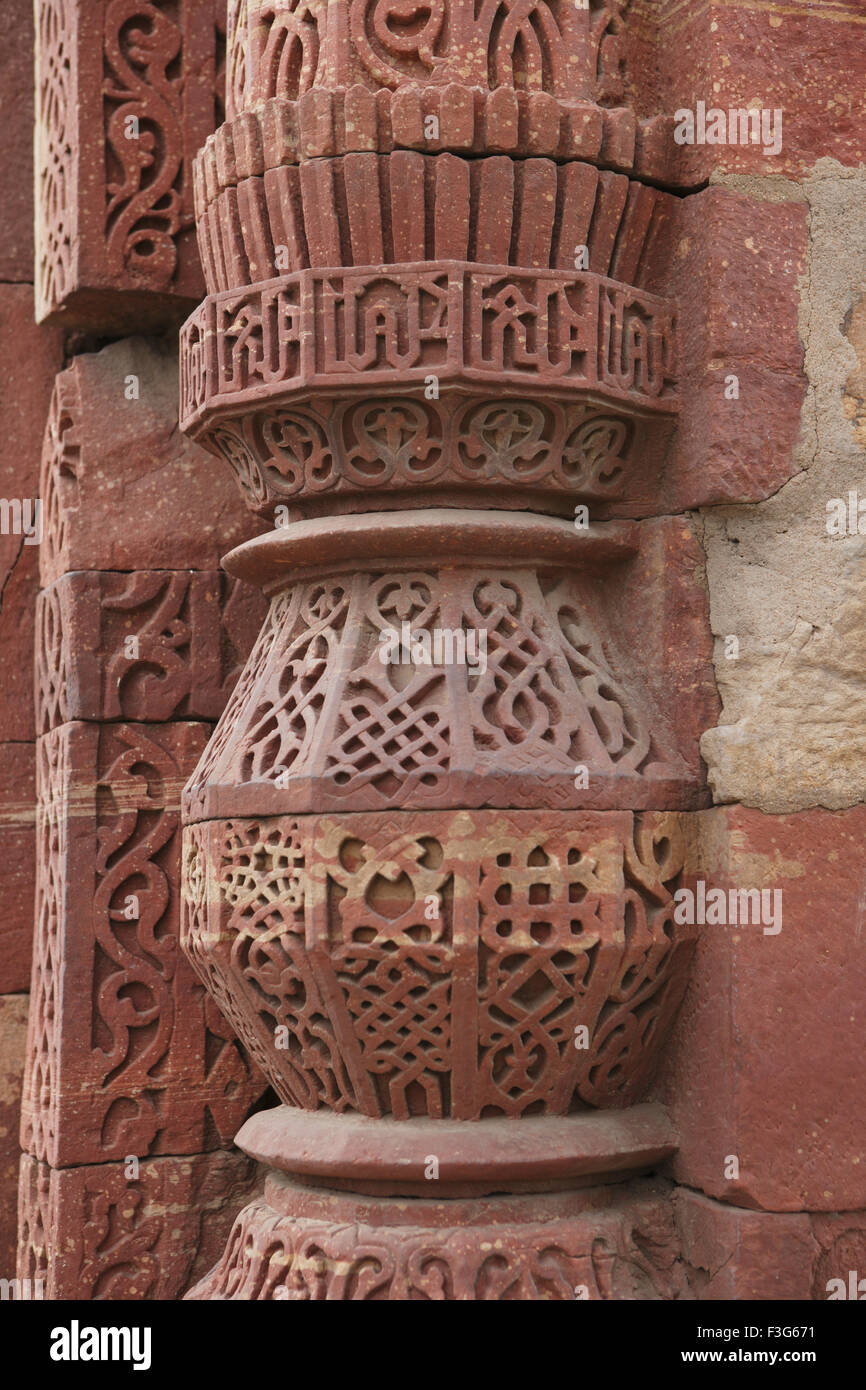 Säule Details im Qutb Minar-Komplex gebaut im Jahre 1311 den rote Sandstein-Turm; Indo-islamischen Kunst; Delhi Stockfoto