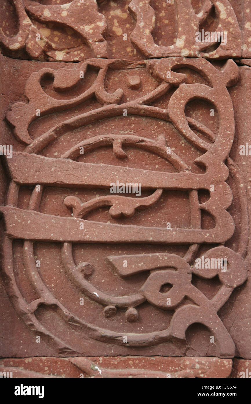Koran-Inschrift in Qutb Minar-Komplex in 1311red Sandstein Turm gebaut; Indo-islamischen Kunst; Delhi Stockfoto
