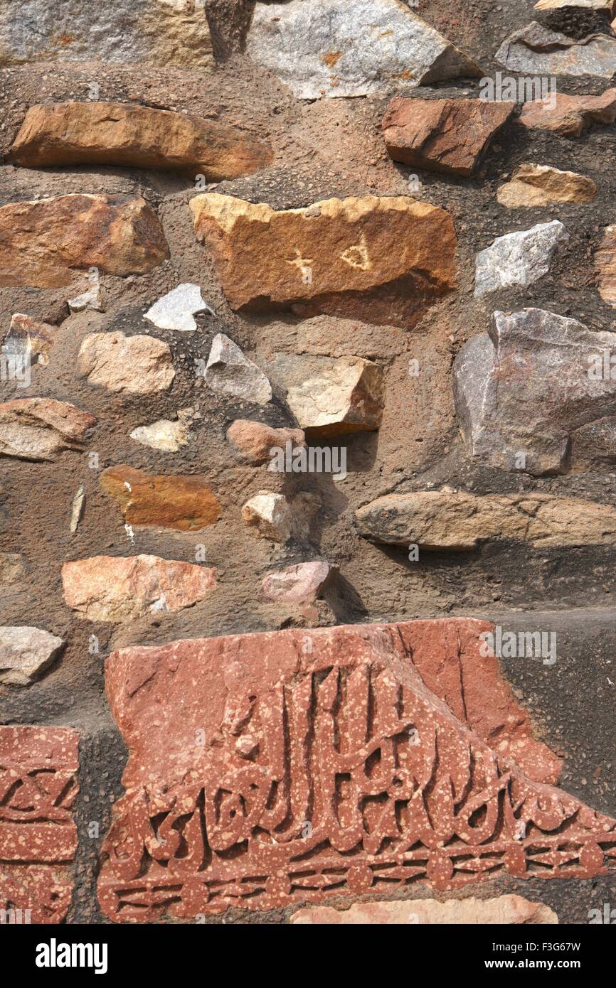 Steinmauer und Koran Inschrift in Qutb Minar-Komplex; Delhi-Sultanats; Delhi; Indien zum UNESCO-Weltkulturerbe Stockfoto