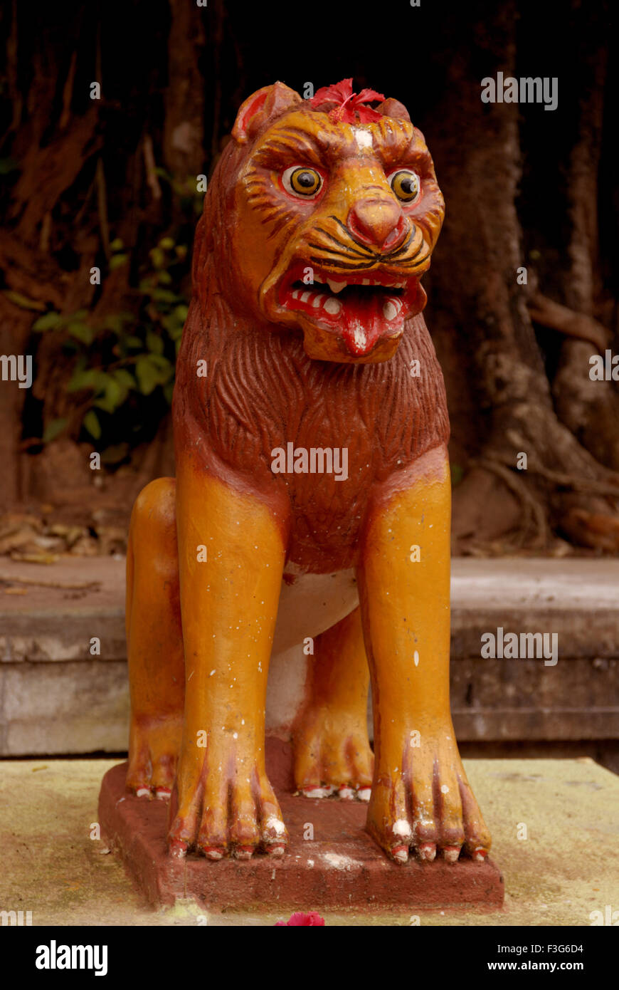 Lion Statue außerhalb Bhagwatidevi Tempel bei Kotkamthe in der Nähe von Malwan; Dist Sindhudurga; Maharashtra; Indien; Asien Stockfoto