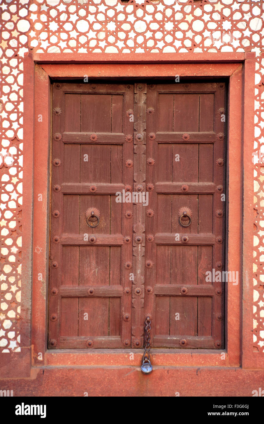 Tür bei Jami Masjid in Fatehpur Sikri während der zweiten Hälfte des 16. Jahrhunderts machte Sandstein gebaut; Agra; Uttar Pradesh Stockfoto