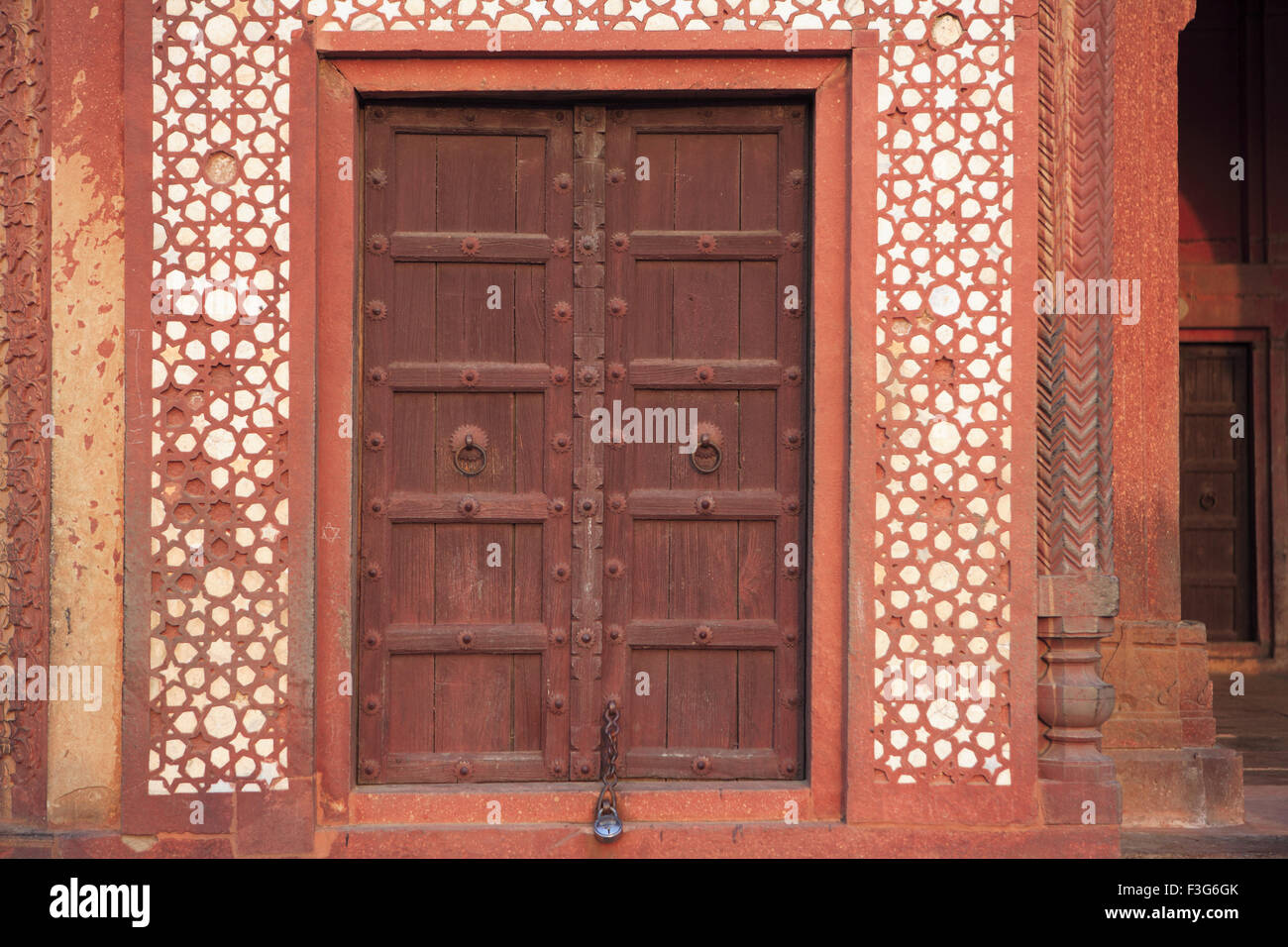 Tür bei Jami Masjid in Fatehpur Sikri gebaut während der zweiten Hälfte des 16. Jahrhunderts machte rotem Sandstein Agra, Uttar Pradesh Stockfoto