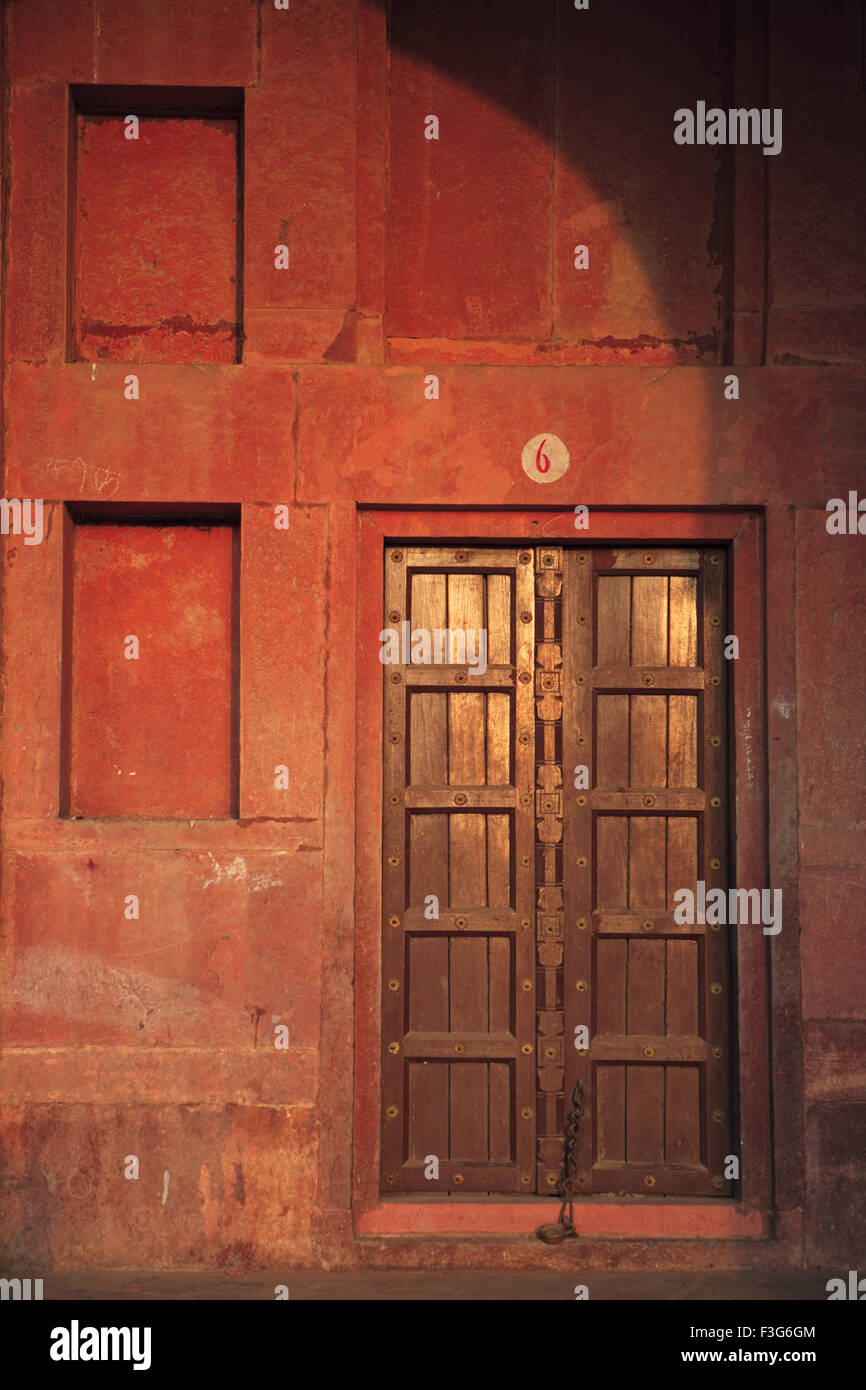 Tür bei Jami Masjid in Fatehpur Sikri gebaut während der zweiten Hälfte des 16. Jahrhunderts machte aus rotem Sandstein Agra, Uttar Pradesh Stockfoto