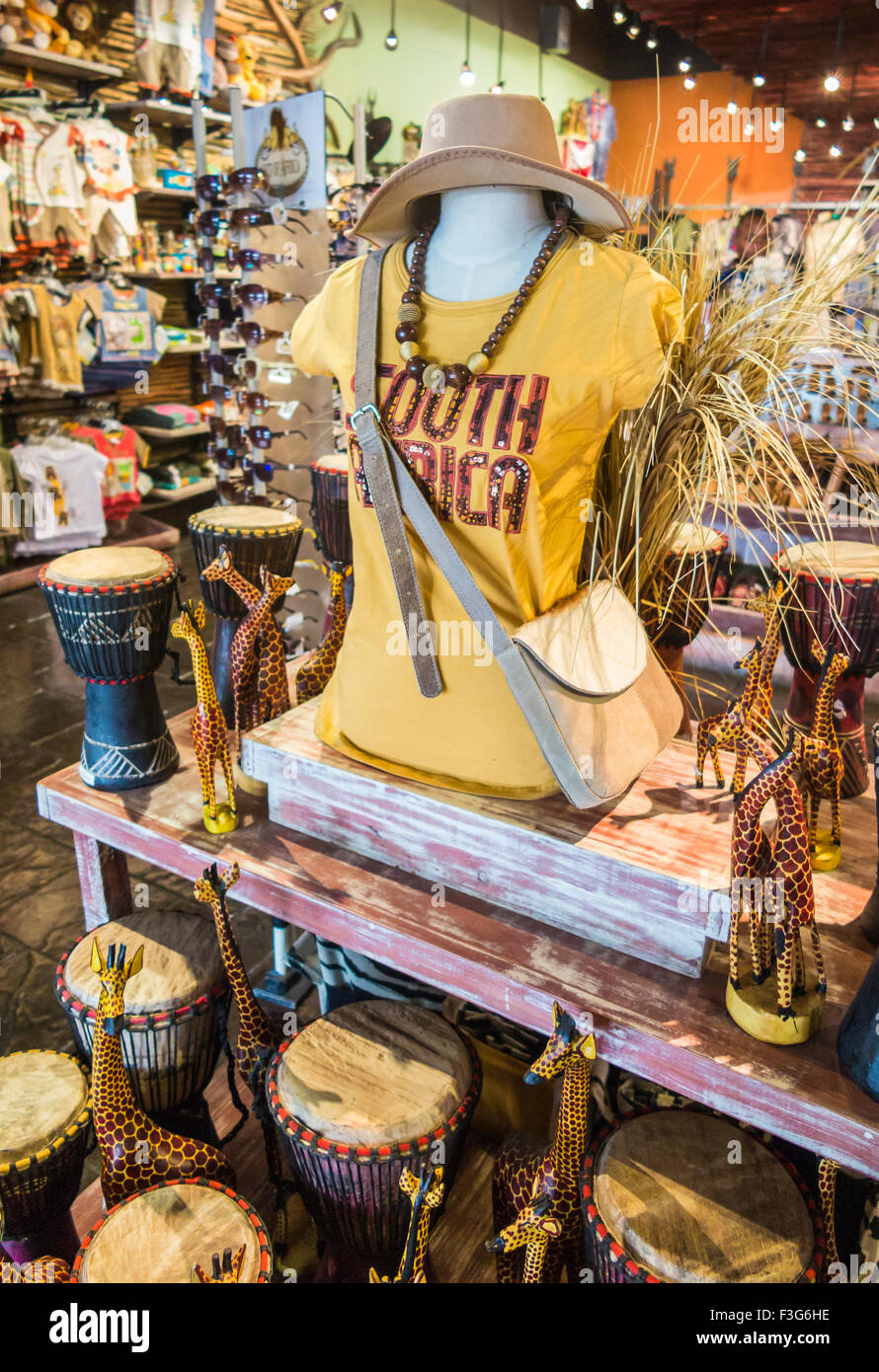 mit zeigt typische touristische Souvenirs in O. R. Tambo