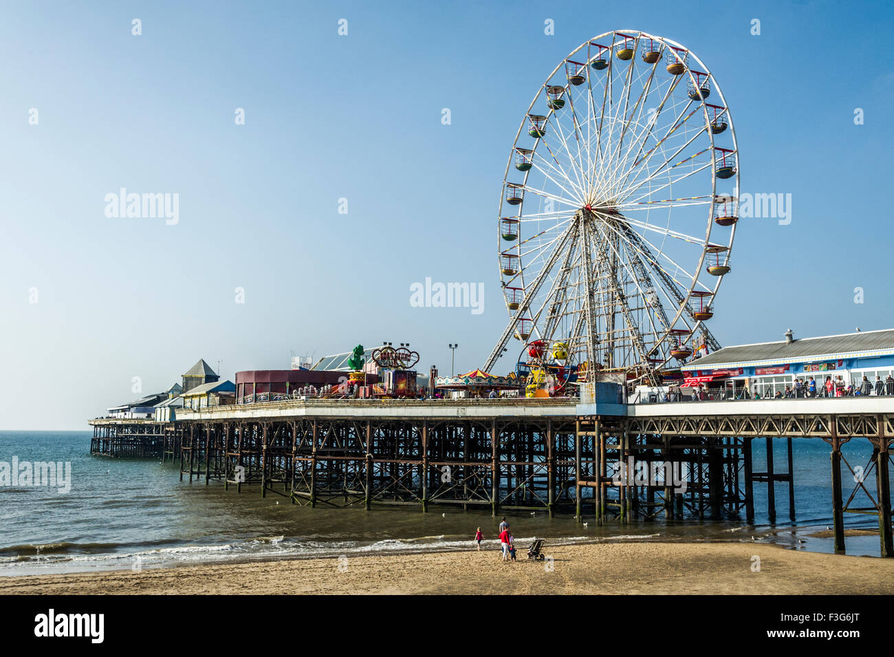 Blackpool Central Pier und Riesenrad Stockfoto