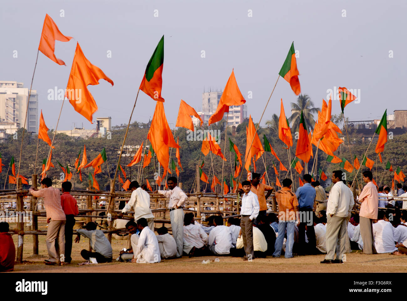 Safranfahnen; Shiv Sena; BJP; Bharatiya Janata Party; Wahltreffen; politische Kundgebung; Shivaji Park; Dadar; Bombay; Mumbai; Maharashtra; Indien; Asien Stockfoto