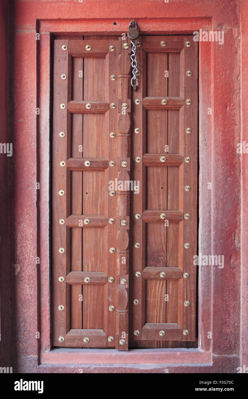 Tür in Birbals Haus in Fatehpur Sikri des 16. Jahrhunderts aus rotem Sandstein Mughal Reich gemacht; Agra; Uttar Pradesh Stockfoto