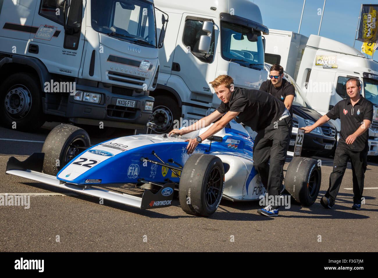 Tarun Reddy MSA Formel Ford Einsitzer wird zum Fahrerlager von Mechanikern in Snetterton Circuit, Norfolk, Großbritannien übernommen. Stockfoto