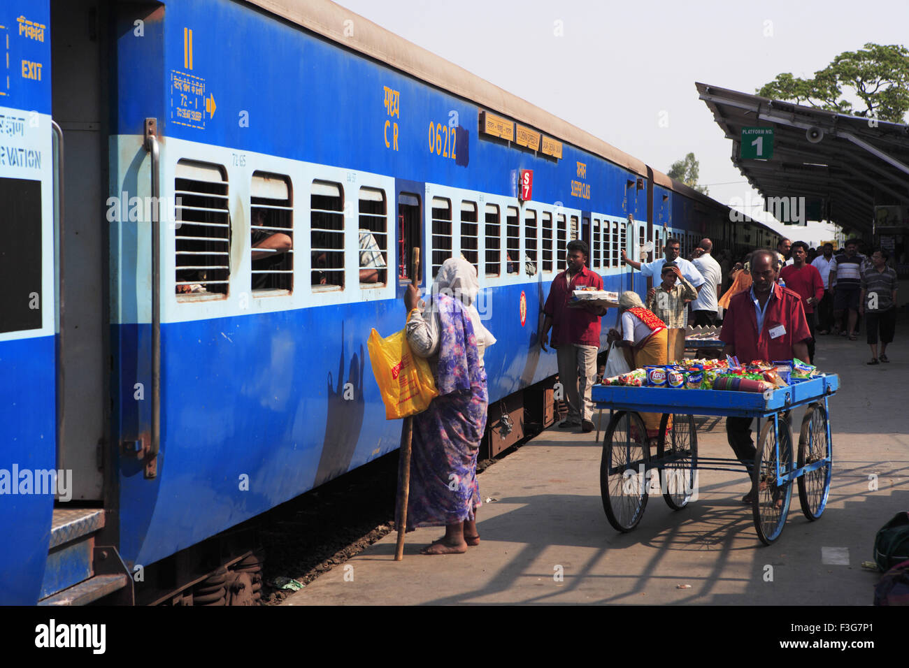 Indische Eisenbahn auf Plattform; Name Chennai Express Zug; Tamil Nadu; Indien Stockfoto