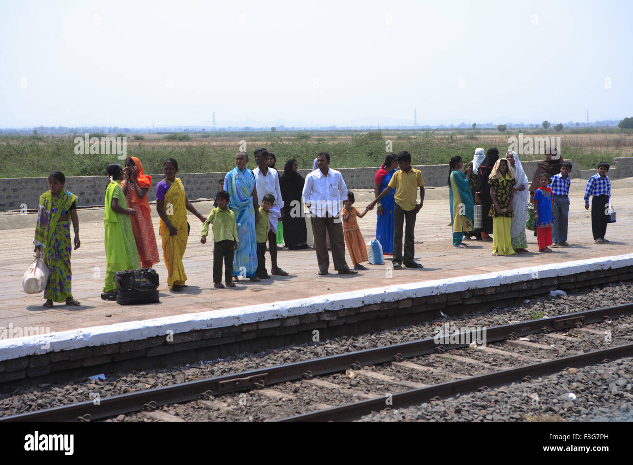 Menschen warten auf Zug auf Plattform; Tadipatri Bahnhof; Andhra Pradesh; Indien Stockfoto