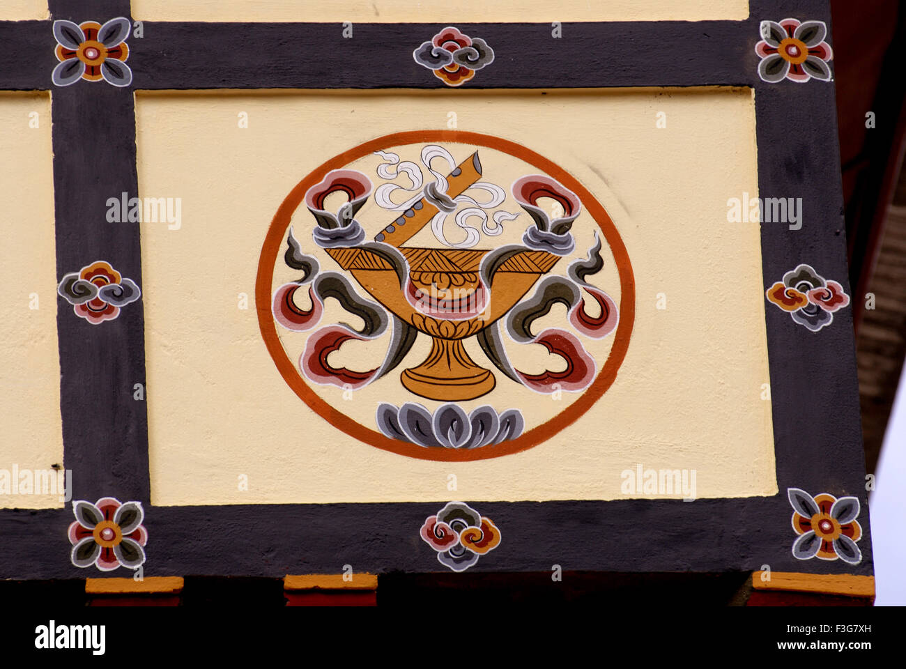 Dekorative Gebäudewand mit glücklichen Zeichen am Paro Royal Govt von Bhutan Stockfoto