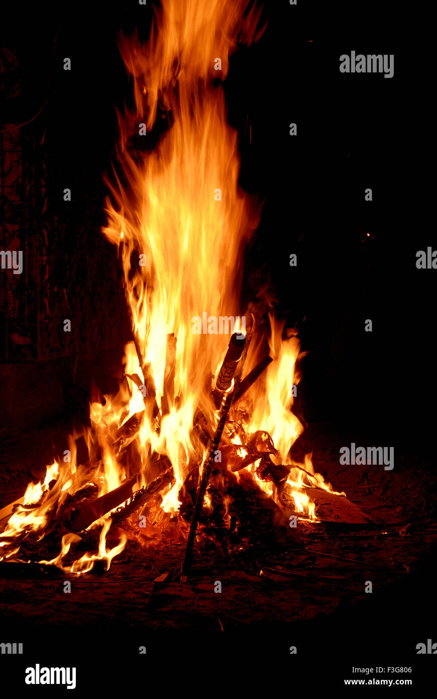 Holi-Fest der Farben Nahaufnahmen von Feuer Feier am Dadar; Bombay Mumbai; Maharashtra; Indien Stockfoto