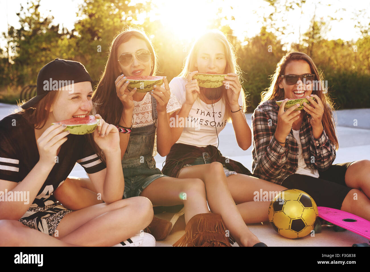 Mädchen im Teenageralter hängen in einem Park an einem Sommerabend Stockfoto