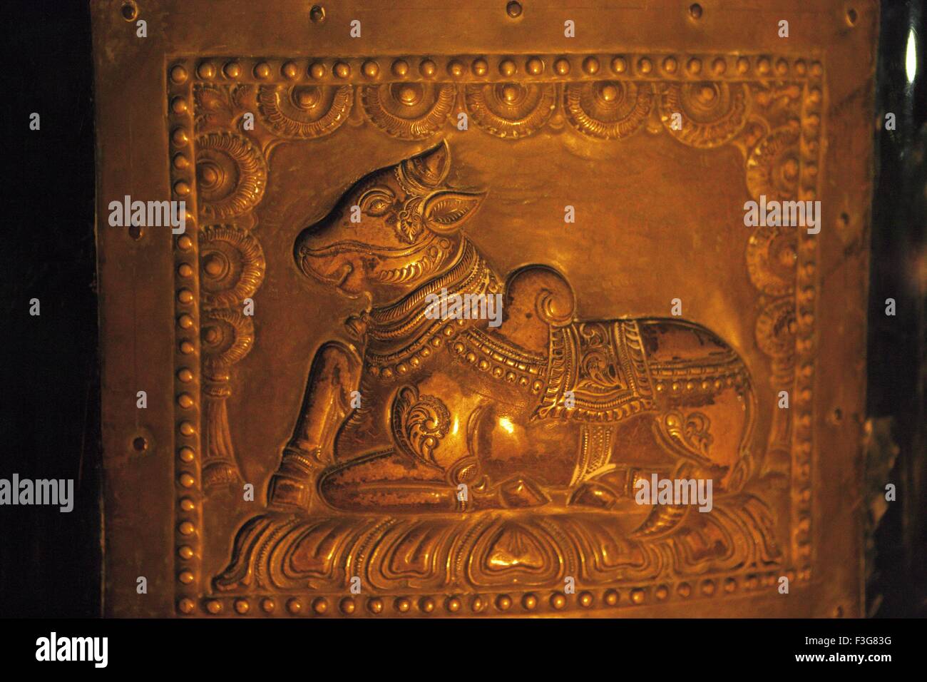 Schnitzen von Nandi Bull Metallplatte Säule Brihadeshwara Tempel gewidmet Lord Shiva Chola Reich Thanjavur Tamil Nadu Stockfoto