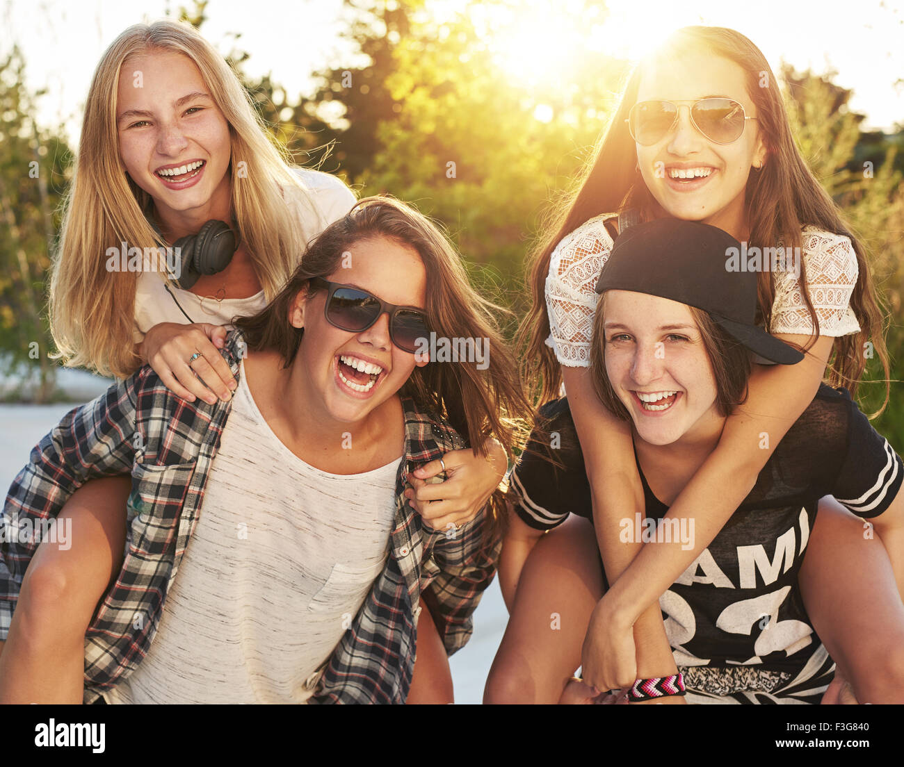 Teenager Mädchen, die Spaß an einem Sommertag Stockfoto