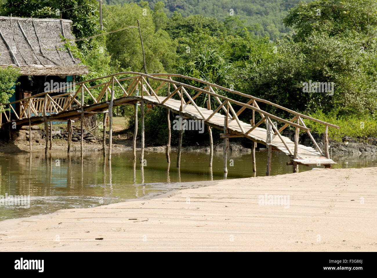 Hütten mit Strohdach durch Bambusbrücke am Om Beach verbunden; Kumta; Karnataka; Indien Stockfoto
