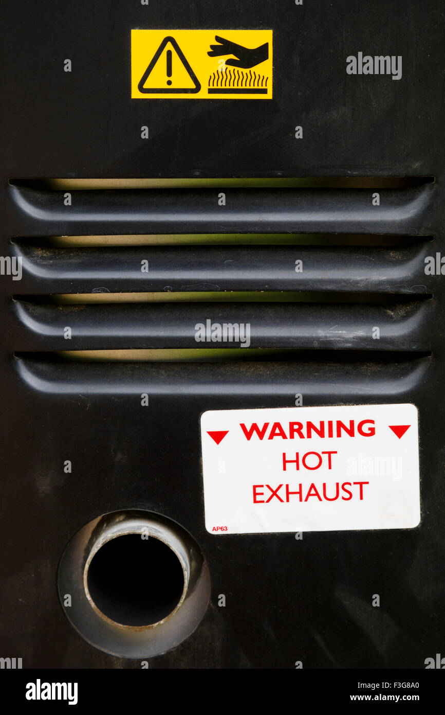 Elektrischer Generator panel mit Auspuff und grill Vent mit Warnung Aufkleber. Stockfoto