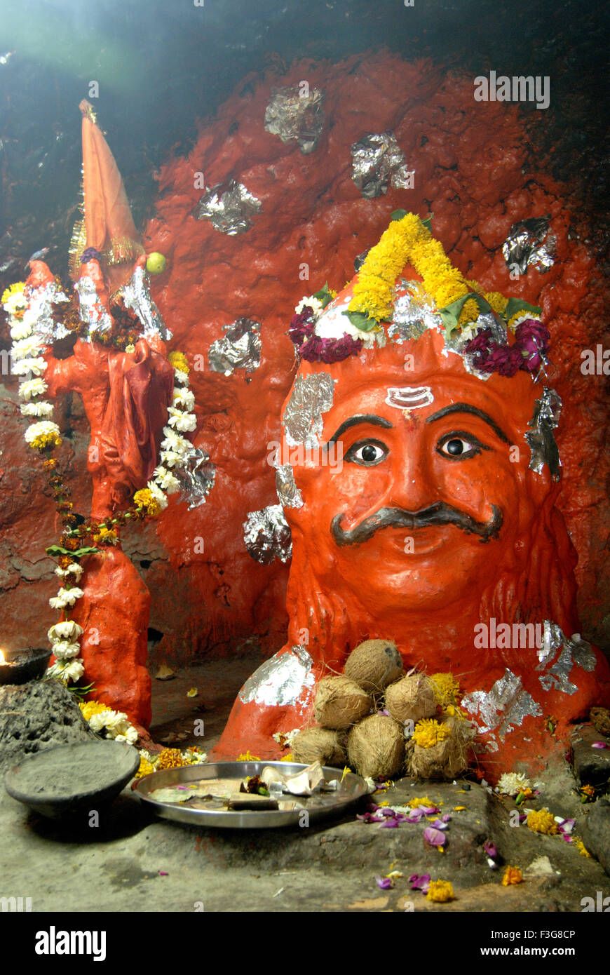 Kal Bhairava Nahaufnahme des Hindu-Gottes in Höhle mit Kokosnuss; Ujjain; Madhya Pradesh; Indien Stockfoto