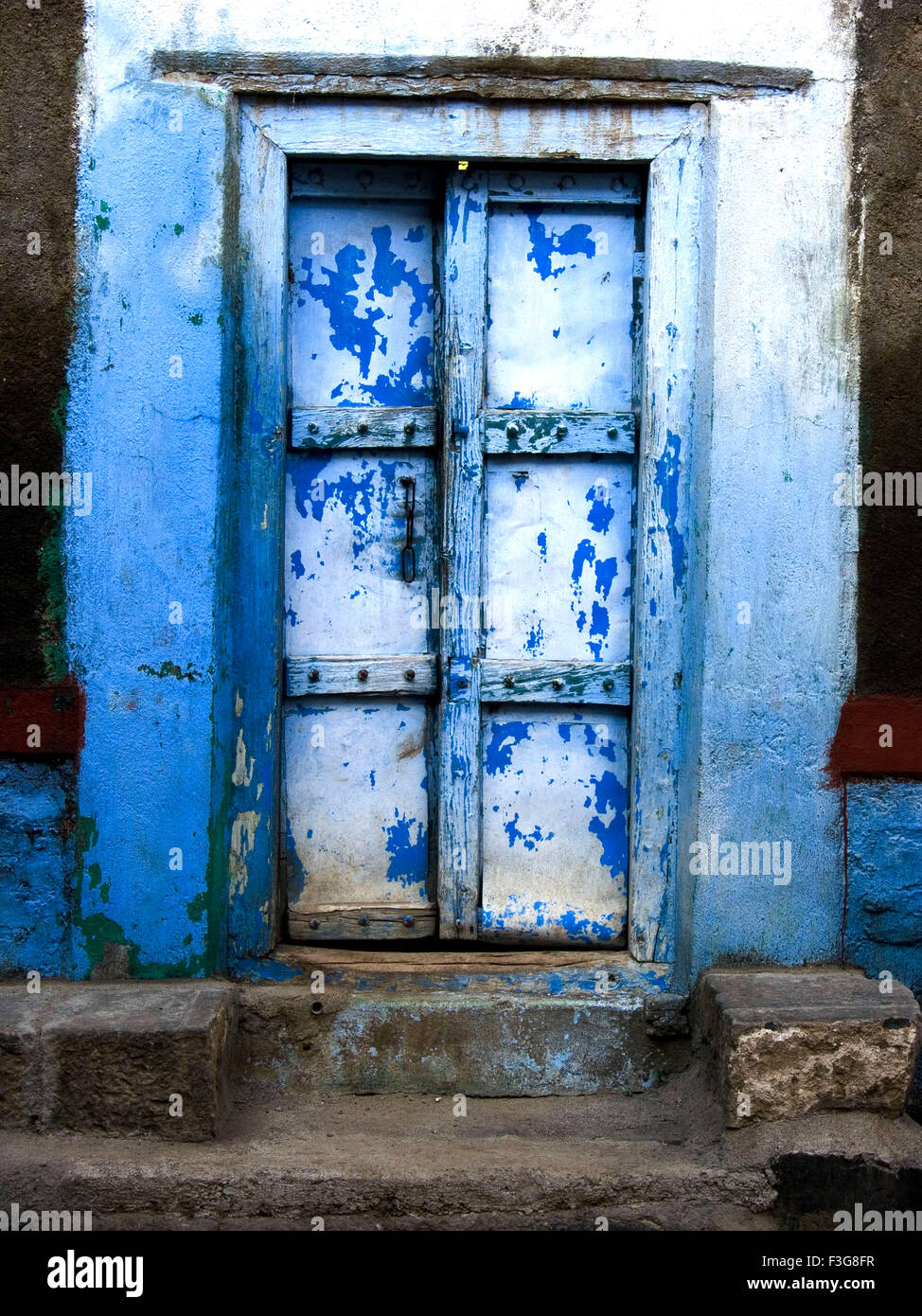 Unbemalte Tür der alten Haus in Stadt Vai; Satara Bezirk; Maharashtra; Indien Stockfoto