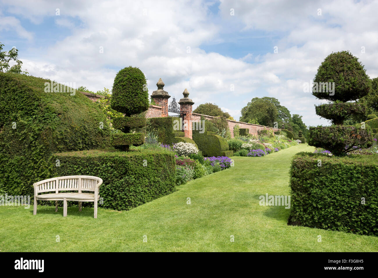 Berühmte Staudenrabatten Arley Hall in Cheshire mit Frühsommer Bepflanzung. Stockfoto