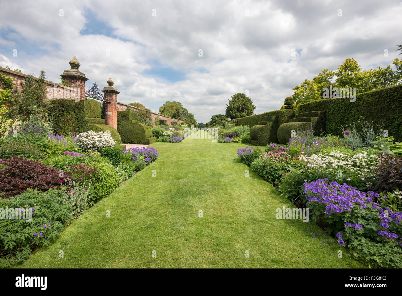 Berühmte Staudenrabatten Arley Hall in Cheshire mit Frühsommer Bepflanzung. Stockfoto