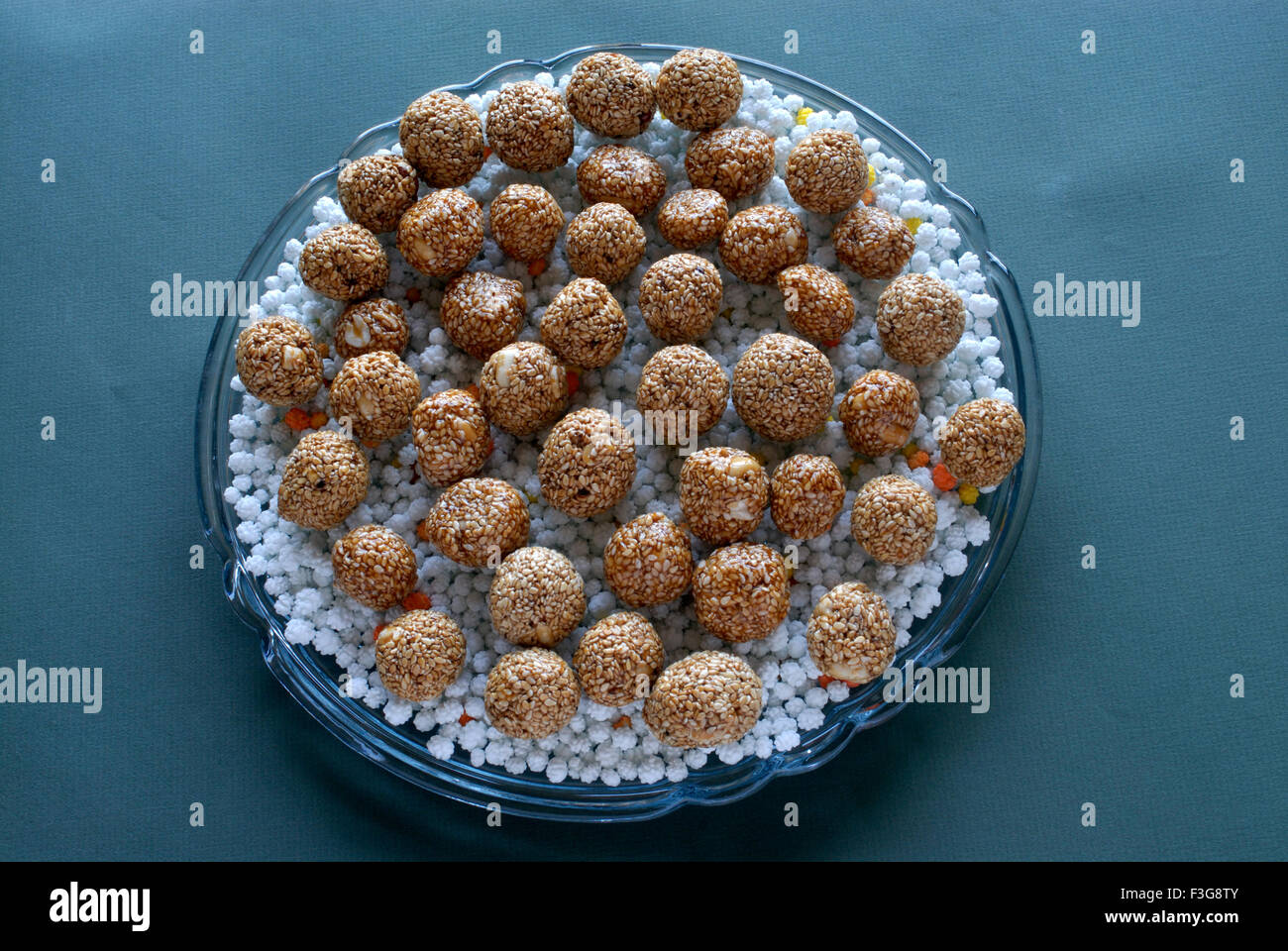 Sesam Chikki Ladoos und Sugardrops für Makara Sankranti Festival zu feiern; Bombay jetzt Mumbai; Maharashtra; Indien Stockfoto