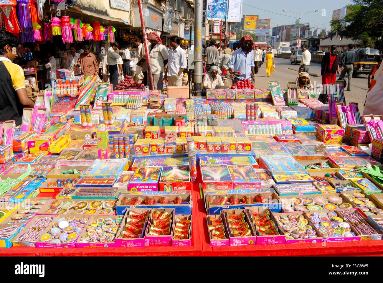 Verschiedene Arten von bunten Laternen und Feuerwerkskörper gehalten zu verkaufen; Deepawali Diwali Festival; Bombay-Mumbai Stockfoto