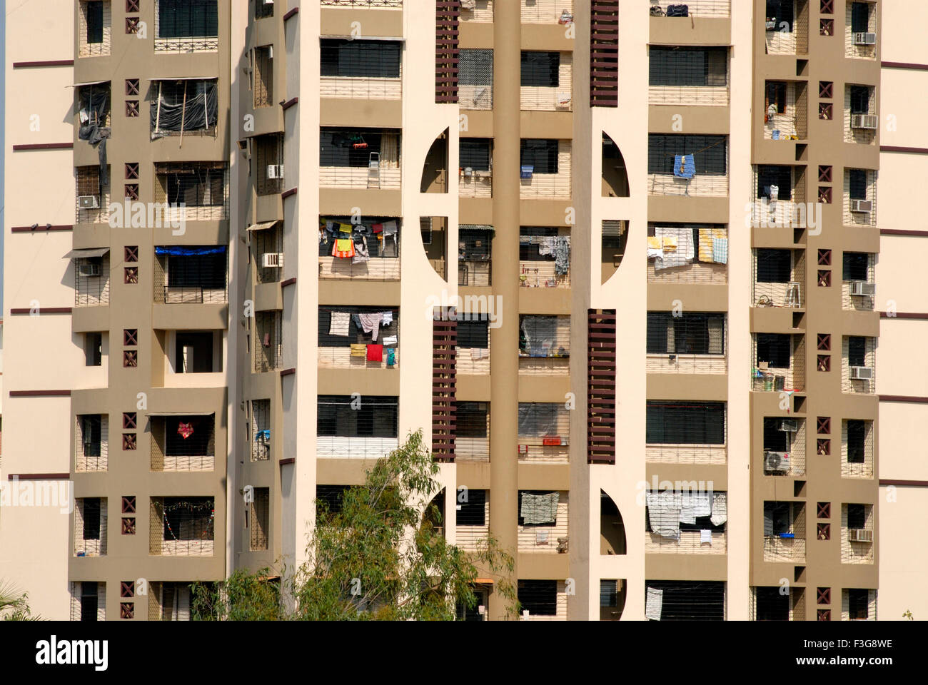 Nahaufnahme von Balkonen und Fenstern des frisch gestrichenen Multistoryed Gebäude; Anstatt; Bombay jetzt Mumbai; Maharashtra; Indien Stockfoto