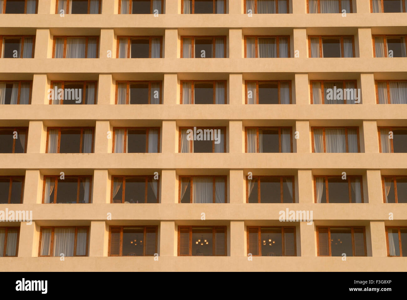 Nahaufnahme eines rechteckigen Balkone von Hilton Tower (Oberoi Hotel); Nariman Point; Bombay jetzt Mumbai; Maharashtra; Indien Stockfoto