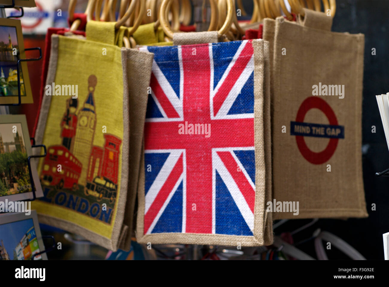 Jute-Taschen mit London Nationalflagge; Piccadilly Circus; London; UK; Vereinigtes Königreich; England Stockfoto