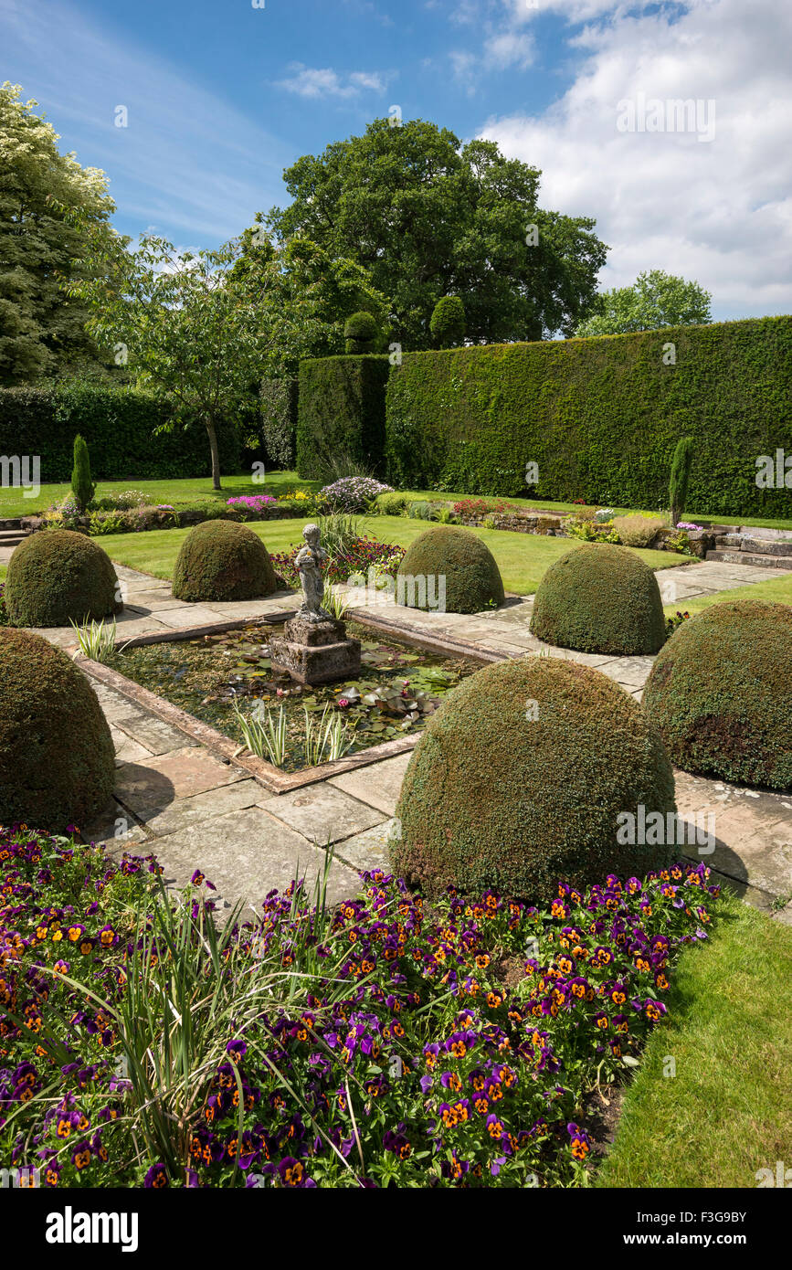 Ein herrliches formale Gärten Arley Hall in Cheshire mit ordentlich beschnittenen Hecken und Hecke um einen quadratischen Pool. Stockfoto