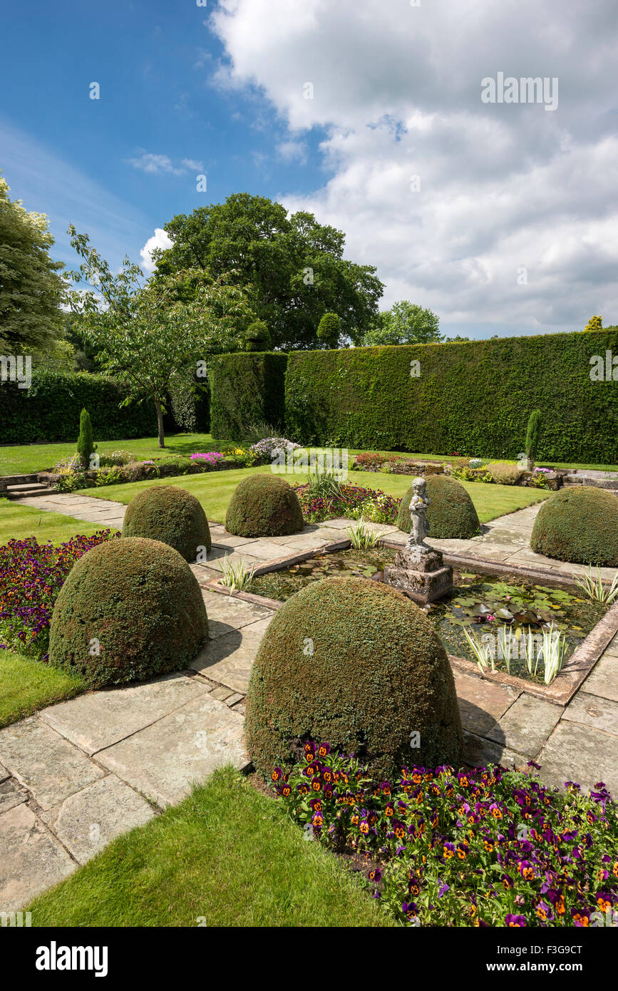 Ein herrliches formale Gärten Arley Hall in Cheshire mit ordentlich beschnittenen Hecken und Hecke um einen quadratischen Pool. Stockfoto