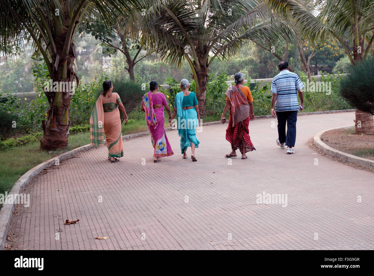 Menschen gehen, Männer Frauen Morgenspaziergang, Joggers Park, Carter Road, Bandra, Bombay, Mumbai, Maharashtra, Indien, Asien Stockfoto