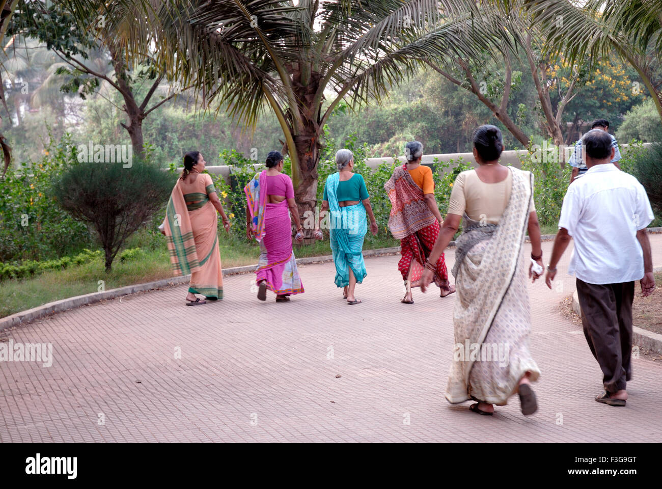 Menschen gehen, Männer Frauen Morgenspaziergang, Joggers Park, Carter Road, Bandra, Bombay, Mumbai, Maharashtra, Indien, Asien Stockfoto